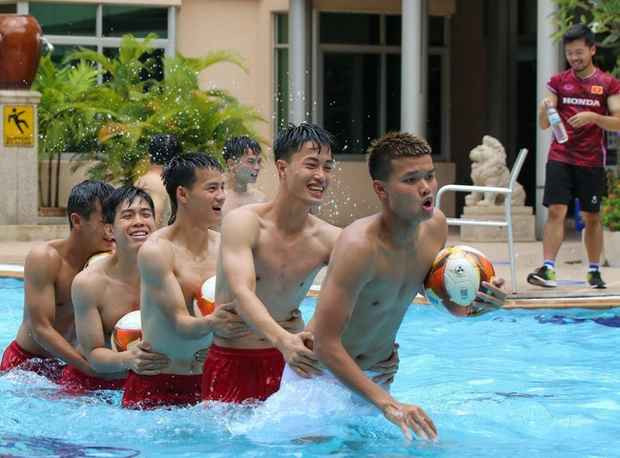 Sau thời gian khổ luyện trong phòng gym, các cầu thủ còn tham gia vào chơi các trò chơi vận động ngoài bể bơi