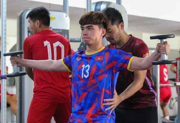 Trong các buổi tập thể lực của đội tuyển U22 Việt Nam, HLV Troussier giao nhiệm vụ cho chuyên gia thể lực Cedric Roger và các trợ lý trong BHL triển khai các bài tập hồi phục cho các cầu thủ