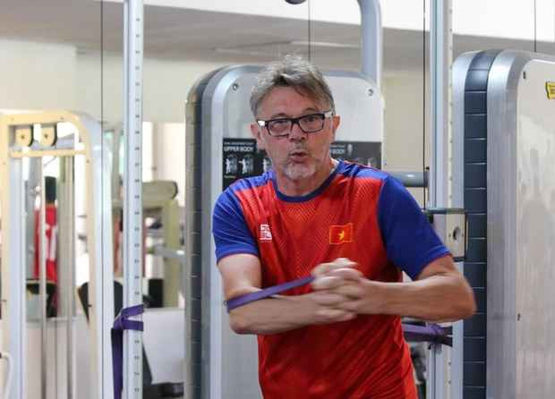 HLV Troussier cũng tranh thủ rèn thể lực