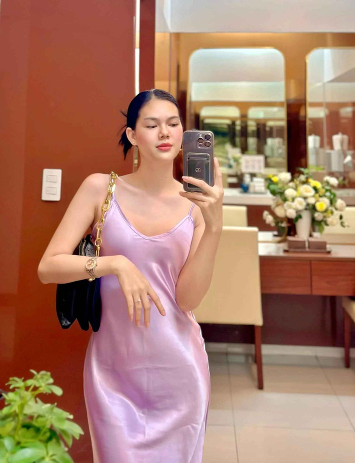 Lê Ngọc Trinh sinh năm 1996, từng được gọi với biệt danh "bản sao nữ hoàng nội y Ngọc Trinh”.