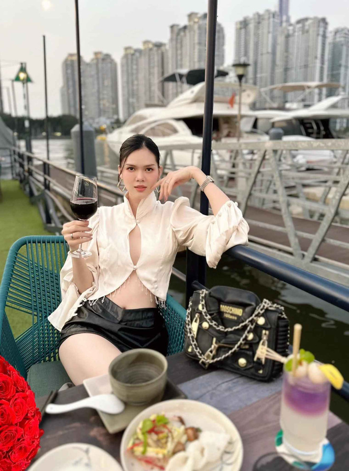 Sở hữu làn da trắng cùng gương mặt xinh xắn ngây thơ, Lê Ngọc Trinh là diễn viên, người mẫu đắt show ở khu vực phía Nam...