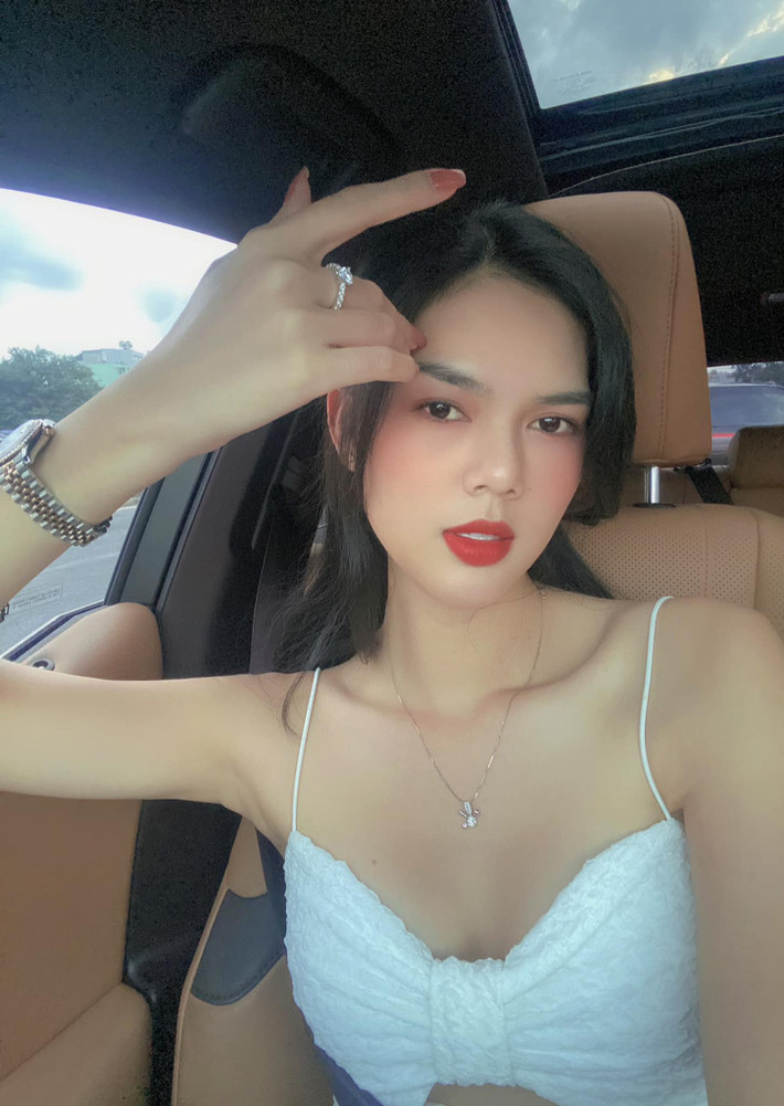 Đặc biệt, sau khi bị bạn trai kém 3 tuổi là Liễu Quang Vinh phụ tình, Lê Ngọc Trinh đã sốc nặng. Cô bị nôn ra máu, không ăn uống được gì, cơ thể suy nhược trầm trọng... Sau đó, người đẹp này đã cạo đầu, vào chùa để tĩnh tâm.