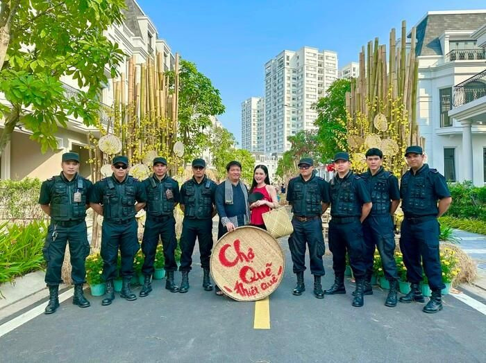 Ngắm chi tiết các bức hình do Đoàn Di Băng đăng tải có thể thấy khu chợ Tết mang đậm nét truyền thống xưa với chi tiết rơm, tre, hoa cúc, chiếu cói, thúng, nia,...