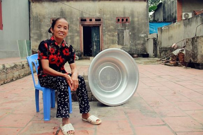 Trên thực tế, tất cả những hình ảnh bà Tân đi ăn xin hay câu chuyện thử lòng con trai chỉ là diễn xuất. Dưới phần bình luận, nhiều người cũng khen khả năng diễn của bà và cho rằng bà đã có hướng đi mới trong việc phát triển YouTube của mình, không còn đơn giản là các món ăn “siêu to khổng lồ” như trước.