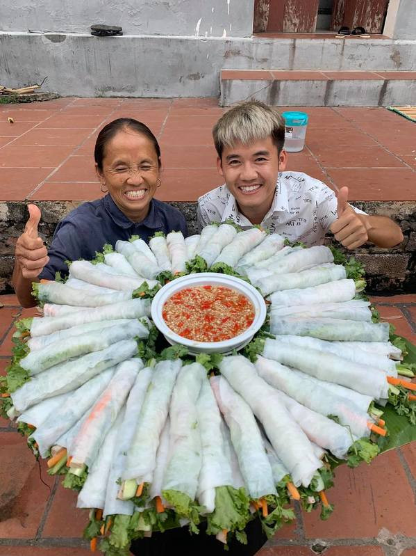 Bà Tân Vlogs vốn là cái tên từng “làm mưa làm gió” một thời trên YouTube cùng trend “siêu to khổng lồ”. Hiện tại, trong thời người người, nhà nhà là YouTuber, người phụ nữ Bắc Giang ấy đã không giữ được phong độ xưa của mình mà dần đi xuống.