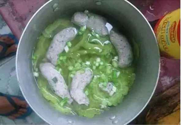 Nhìn nồi canh mướp đắng và giò sống như vậy, ai còn dám ăn.