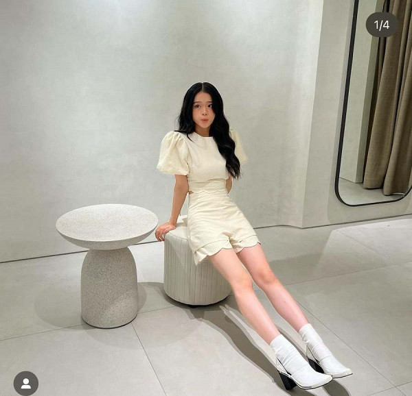 Ở Việt Nam, nhiều người đẹp cũng lựa chọn tập pilates, trong đó có Linh Ka. Cô chia sẻ hình ảnh trên trang cá nhân với khoảnh khắc đu người trên sào, khoe đường cong hình thể hút mắt.