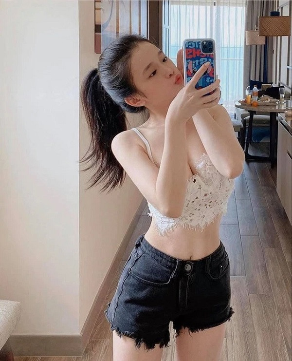 Nhưng hiện tại, khi đã bước sang tuổi 20 hot girl Hà thành này đã dần có những định hướng và hoạt động nghiêm túc với nghệ thuật.