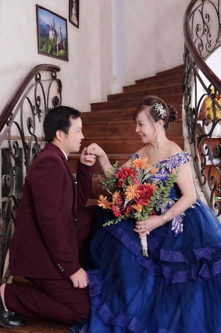 Đặc biệt chú rể trẻ Hoa Cương còn rất quan tâm đến vợ hơn 36 tuổi của mình, anh không ngần ngại gọi cô bằng biệt danh thân mật.
