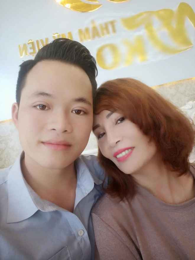 Tiết lộ thêm về cuộc sống mẹ chồng, nàng dâu của mình, cô dâu Thu Sao cho biết: “Bố mẹ chồng giờ có khi còn quý tôi hơn con gái ấy chứ! Tôi được bố mẹ chồng yêu quý nên cuộc sống êm ấm và rất hạnh phúc. Còn con cái của tôi vui lắm, bảo là mẹ sống với chú vui vẻ, hạnh phúc thế là con mãn nguyện rồi. Con út nhà tôi ở Dubai, mỗi lần gửi quà như dây chuyền, vòng lắc về tặng mẹ là tặng thêm cho Hoa Cương nữa”.
