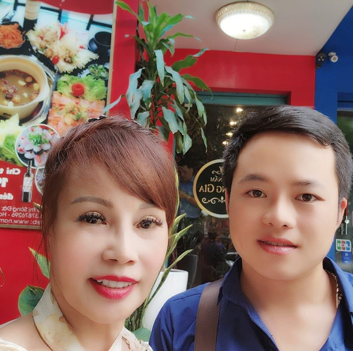 Thậm chí, chú rể trẻ tuổi còn không ngần ngại gọi cô dâu Cao Bằng là "cô bé", còn trách yêu vì "nghịch ngợm như trẻ con".
