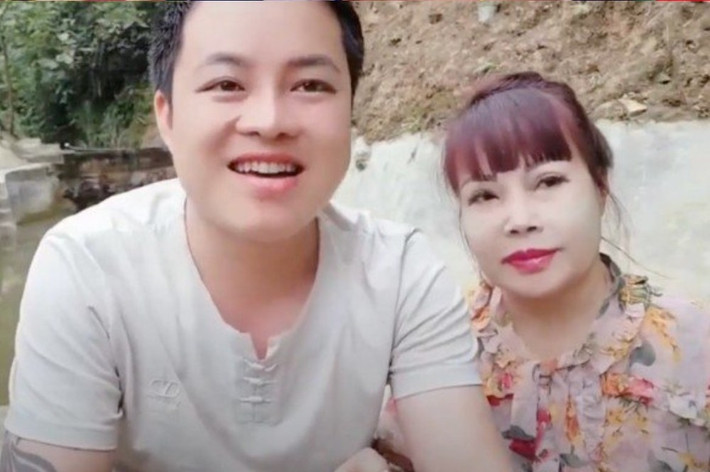 Qua những gì cặp đôi cô dâu Thu Sao và chú rể Hoa Cương đăng tải, có thể thấy hiện tại cả hai vẫn đang rất hạnh phúc, chẳng kém gì hồi mới về chung một nhà.