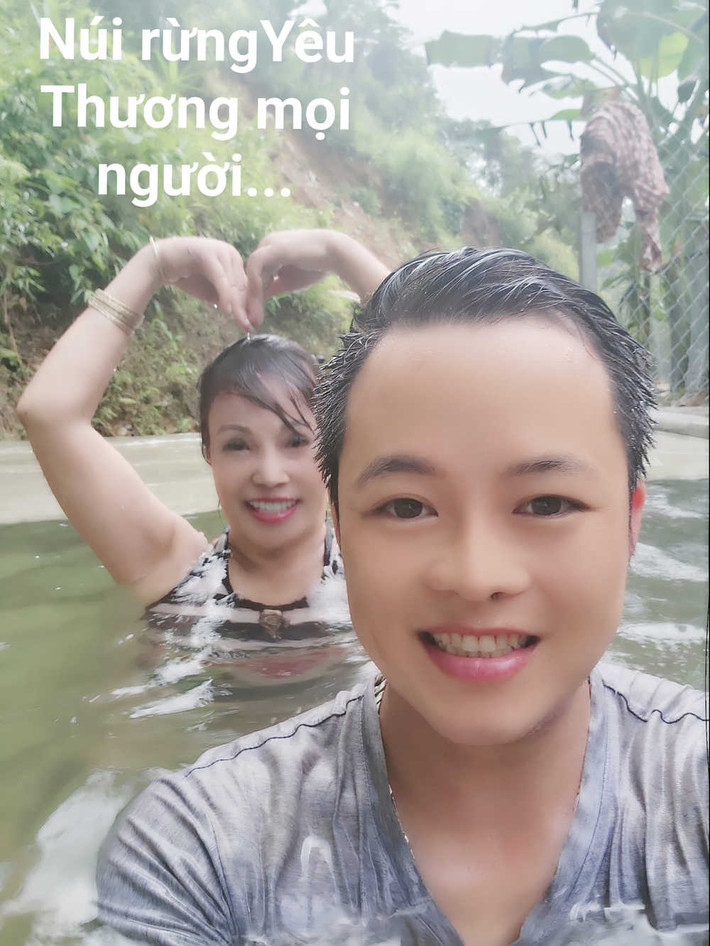 Mới đây, Hoa Cương và Thu Sao đã quay trở về quê nhà tại Cao Bằng. Dù đã kết hôn được 5 năm, thế nhưng cả hai vẫn đối xử với nhau rất tình cảm, cuộc sống lãng mạn chẳng kém gì các cặp vợ chồng son.