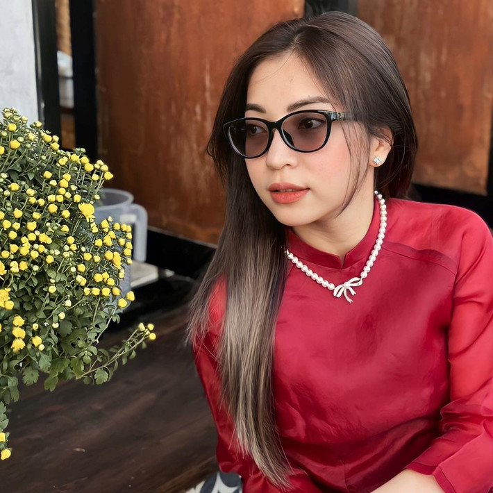 Dù sở hữu body "đâu ra đấy" nhưng mỗi khi diện áo dài Nhật Lê không ham chiết eo bó sát người.