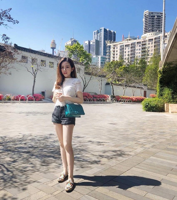 Phần lớn là vì Thoại Liên kín tiếng trong chuyện tình cảm, cô chỉ tập trung chia sẻ về cuộc sống cá nhân và công việc kinh doanh riêng.