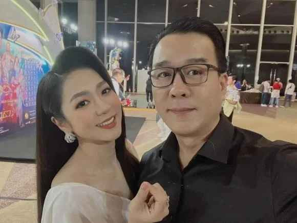 Ca sĩ Hà Thanh Xuân có nhiều động thái gây chú ý trên trang cá nhân. Cô đăng tải hình ảnh mới kèm chú thích: "Sau cơn mưa trời lại sáng" cũng như chia sẻ nhiều hình ảnh được khán giả vây kín khi biểu diễn ở Mỹ. Bên cạnh đó, nữ ca sĩ đã khóa tính năng bình luận trên trang cá nhân.
