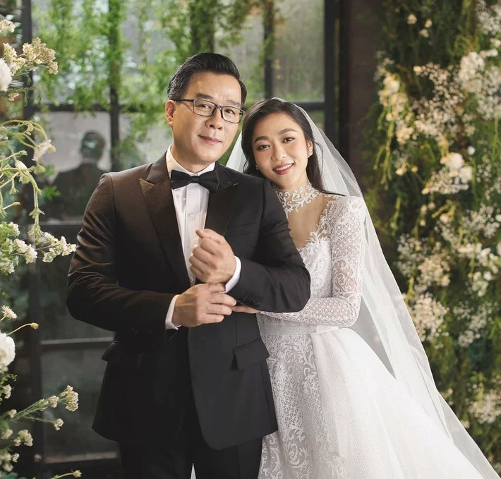 Bằng chứng khiến cư dân mạng đồn đoán "Vua cá Koi" chia tay khi Hà Thanh Xuân đã xóa hoặc ẩn nhiều hình ảnh chụp chung của họ.
