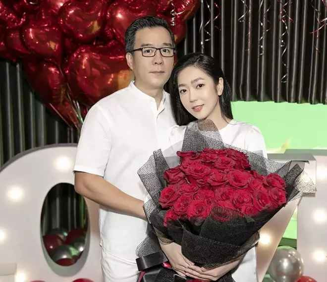Bằng chứng là "Vua cá Koi" và vợ trẻ không còn tương tác với nhau trên mạng xã hội. Ngoài ra, cư dân mạng phát hiện nam đại gia đã khóa trang Facebook cá nhân cũ - nơi có nhiều hình ảnh của hai vợ chồng. Những điều này khiến tin đồn rạn nứt càng thêm rầm rộ.