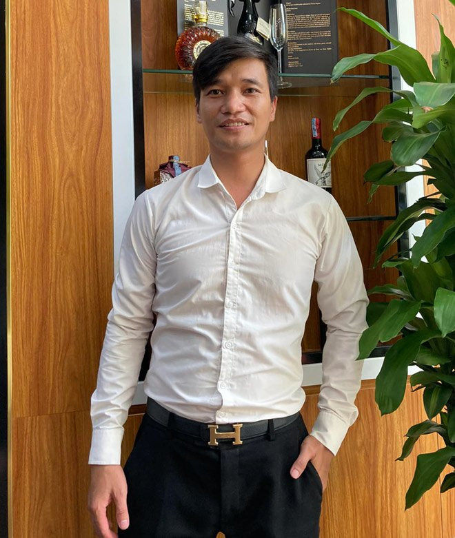 Năm 2019, Lệ Rơi quyết định từ bỏ hào quang showbiz, trở về quê làm công ty và phụ giúp gia đình trồng cây ăn quả. Thời điểm đó, bố mẹ anh bị kẻ xấu lợi dụng nên mang khoản nợ lớn, phải bán một nửa mảnh đất ở quê để thanh toán một phần nợ nần.