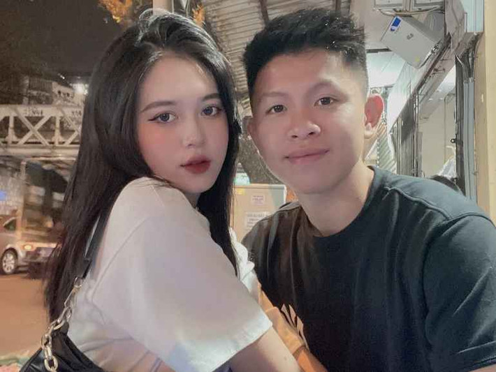 Cô vợ của hậu vệ người Thanh Hoá cũng luôn khiến chồng được "mát mặt" khi xuất hiện xinh đẹp bên cạnh anh.