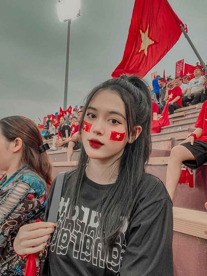 Trên trang mạng xã hội cá nhân, Diễm Quỳnh thu hút không ít lượng tương tác từ người hâm mộ, bạn bè. Cô nàng thường xuyên chia sẻ hình ảnh, gia đình, công việc, học hành của bản thân.
