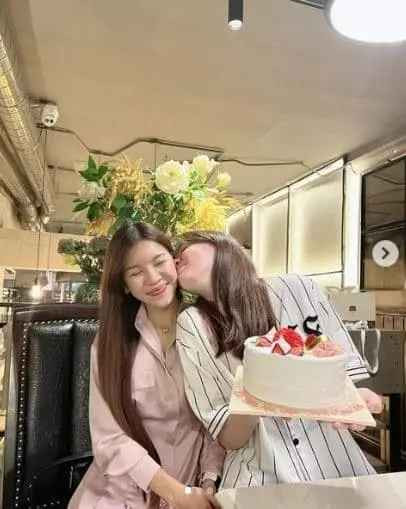 Khoảnh khắc ghi lại, các thành viên trong ảnh gồm Lâm "Tây" và bạn gái, bố mẹ Văn Lâm, Văn Mạnh và bạn gái cùng cô nàng Thanh Giang.