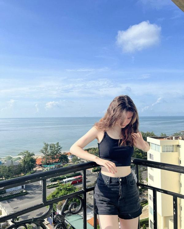 Theo đó, một tài khoản đã đặt câu hỏi với Yến Xuân: "Trong khoảng thời gian yêu xa, có lúc nào chị muốn dừng lại không chị?". Trước thắc mắc này, nữ PT thẳng thắn: "Chưa từng! Thật ra những lúc người yêu gặp khó khăn sẽ là những lúc chị ngoan ngoãn và biết điều nhất. Công việc của bạn càng trắc trở thì chị lại không gây chuyện gì. Chị luôn nghĩ chị đến với người khác để mang lại hạnh phúc chứ không phải rắc rối”.