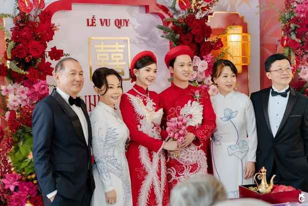 Cách đây không lâu, cư dân mạng không khỏi trầm trồ với đám cưới của Tuyết Nhi (sinh ra ở An Giang) và Samuel Kin Lam (sinh ra tại New York - Mỹ, là người Mỹ gốc Hoa). Ngoài những hình ảnh siêu sang, danh sách của hồi môn mà cặp đôi được gia đình hai bên tặng trong đám cưới tại An Giang cũng khiến nhiều người “chóng mặt”.