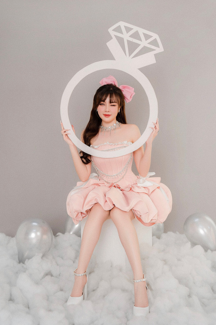 Qua đây có thể thấy Hà My không còn quan tâm đến chuyện người cũ. Nữ giảng viên hot girl thời điểm hiện tại, chỉ muốn tập trung cho sự nghiệp và chăm sóc mẹ mà thôi.