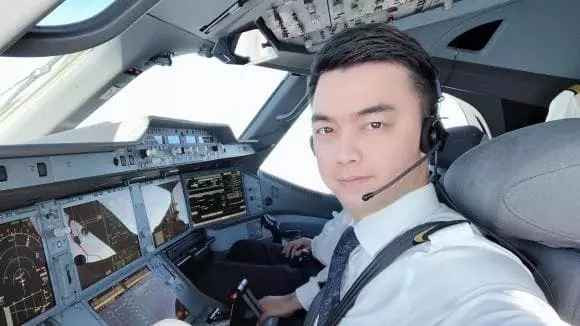 Đặc biệt, caption trong bài viết cùng là hình trái tim nên nhiều người cho rằng chàng phi công Duy Alex đã có bạn gái và cả 2 đang ngầm khẳng định mối quan hệ.