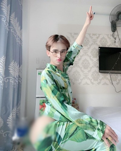 Như vậy chuyện sẽ còn tệ hơn. Em cũng không muốn những người vốn đã từng yêu mến gọi mình là 'chồng' trên mạng xã hội phải thất vọng nên em sẽ chọn độc thân, làm bạn để chúng ta cùng nhau ủi an mỗi lúc cô đơn nhé?", Trần Đức Bo chia sẻ sau khi thông báo chia tay bạn gái.