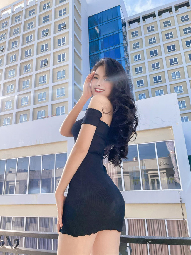 Không còn gắn liền với cặp kính cận, Thuỵ Hân gợi cảm và quyến rũ hơn nhiều.