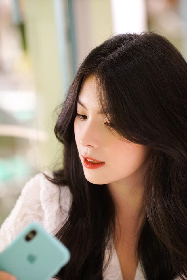 Cô nàng còn được khen ngợi là sở hữu làn da trắng nõn và đôi chân dài miên man.