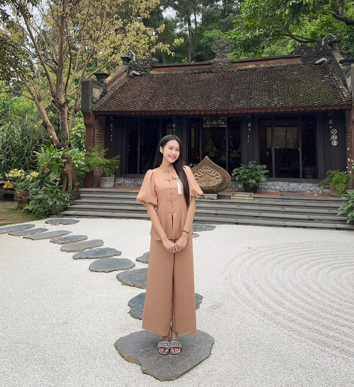 Mới đây, Văn Hậu đã cùng gia đình Hải My du lịch Đà Nẵng. Cặp đôi cùng nhau thả hoa đăng trên sông Hoài, thăm những điểm check-in nổi tiếng Hội An, uống trà mót và ăn chè mè đen...