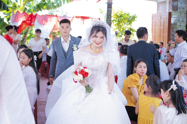 Cặp đôi Vang và Hiếu đã có một thời gian dài tìm hiểu sau đó mới tiến đến hôn nhân. Tuy nhiên do cả hai cùng là cầu thủ nên chuyện tình cảm của cặp đôi này khá kín tiếng