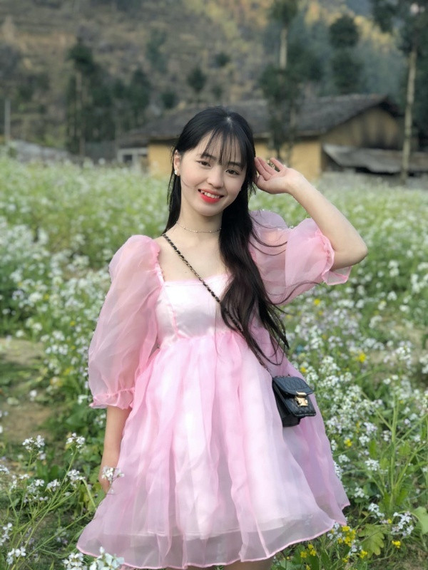 Vào năm 2018, vẻ đẹp trong trẻo, đáng yêu của Vàng Thị Sinh lọt vào ống kính của nhiều nhiếp ảnh gia, du khách, khiến cô bé Hà Giang bất ngờ nổi tiếng.