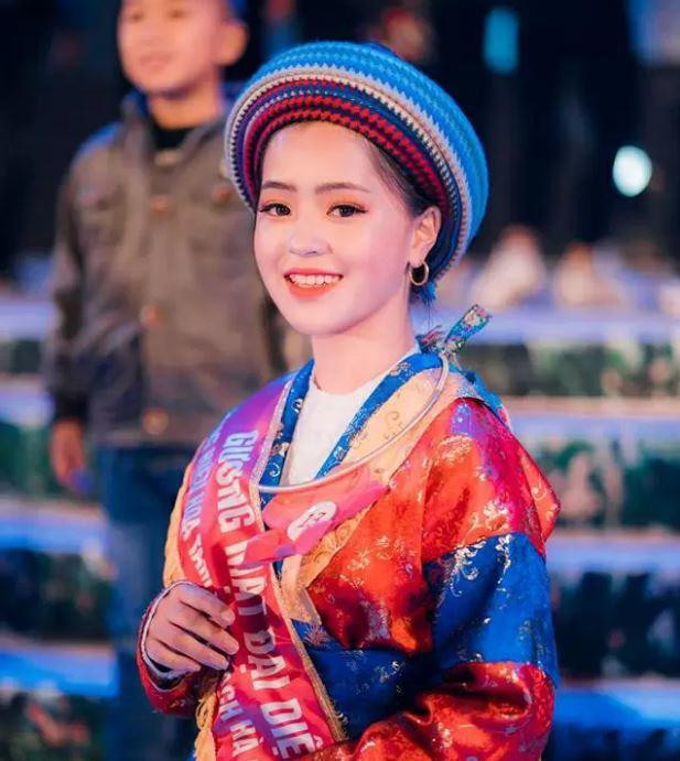 Nhiều người cho rằng, Vàng Thị Sinh đúng chuẩn là cực phẩm Hà Giang, bởi ngoài sở hữu vẻ đẹp trong sáng, tự nhiên và vô cùng đáng yêu thì em đã thực sự nổi tiếng bằng thực lực, tri thức, luôn nói không với thị phi.