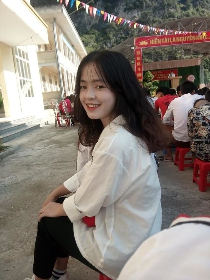 Vàng Thị Sinh hiện đang thử sức với công việc là hướng dẫn viên du lịch tại Hà Giang.