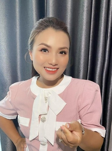 Quỳnh Trần JP (sinh năm 1985) hiện đang sinh sống tại Ota-ku, Tokyo cùng ông xã người Nhật Bản. Cô nổi tiếng trên Youtube nhờ những clip nấu nướng và thưởng thức đồ ăn.
