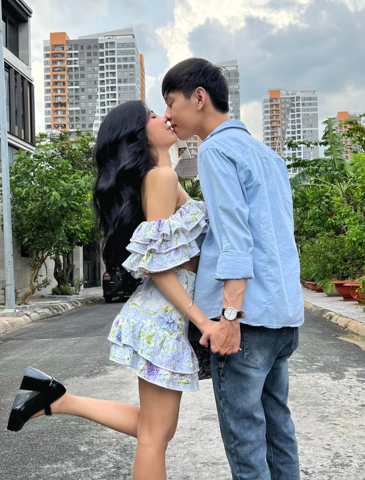 Mai Dora tên thật là Trương Vũ Quỳnh Mai, sinh năm 1995. Cô là hot girl khá nổi tiếng trên mạng xã hội đồng thời cũng là diễn viên trẻ tài năng, thường xuyên vào những vai nữ sinh học đường.