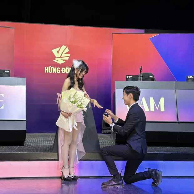 Mới đây, cộng đồng game thủ đã cực kỳ hứng thú trước màn cầu hôn ngọt ngào ngay sau trận đấu Chung kết VCS mùa Xuân 2023. Dù không được phát sóng trực tiếp nhưng Văn Tùng và Mai Dora đã gần như chiếm trọn spotlight của đêm Chung kết giải đấu LMHT số 1 Việt Nam.
