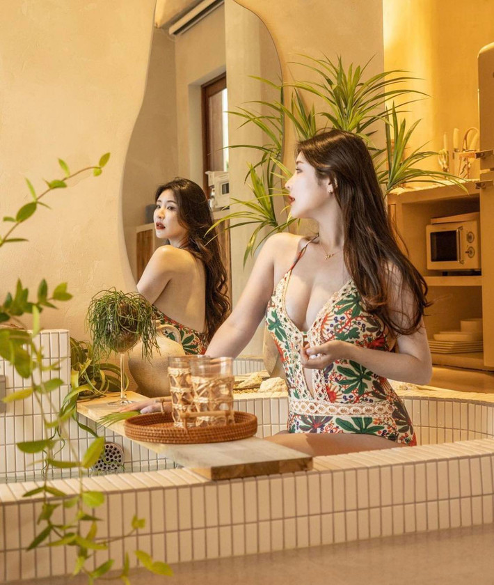 Seo Hyun còn được biết đến với vai trò MC, BJ cho nhiều kênh AfreecaTV, PandoraTV, Sayclub.