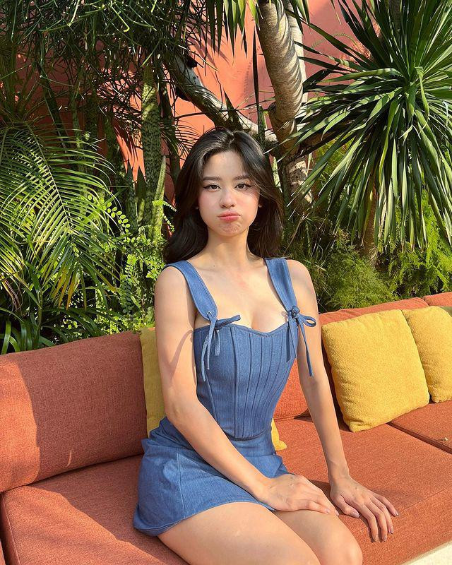 Những chiếc áo nịt ngực thời Phục Hưng là hot item được nhiều chị em săn lùng nhiều nhất nhờ khả năng tôn vóc dáng người mặc. Các cô gái dễ dàng khoe được vòng eo thon nhỏ mà không kém phần thời thượng nhờ cách mix&match với các món đồ hợp mốt nhằm “thăng hạng” phong cách và Hàn Hằng là một trong những cô nàng như vậy.