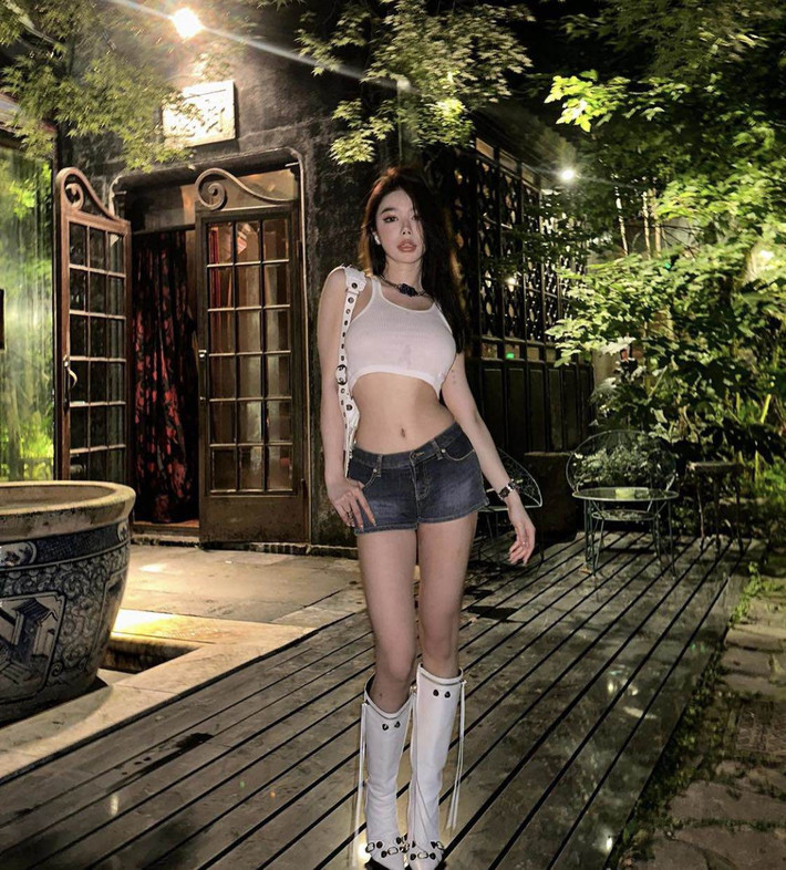 Do set đồ có phần cá tính nên Yuan Yuan hạn chế việc sử dụng phụ kiện rườm rà.