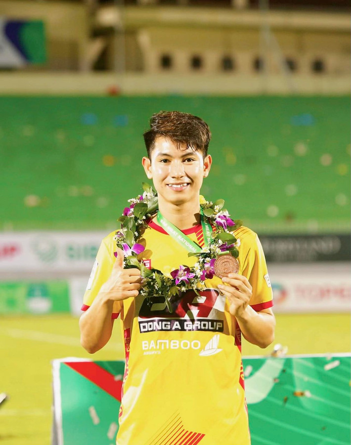 Thời điểm giành HCV SEA Games 30, mặc dù chỉ vào sân những phút cuối trận đấu nhưng Trọng Hùng đã gây bão bởi vẻ ngoài điển trai của mình.