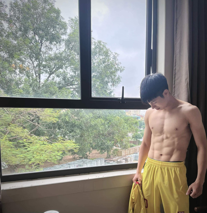 Cũng chính gia đình là những người đã động viên Trọng Hùng kiên trì với sự nghiệp quần đùi áo số. Được biết, từ nhỏ anh chàng đã đam mê bóng đá và thường tham gia các giải thi đấu do nhà trường và địa phương tổ chức.