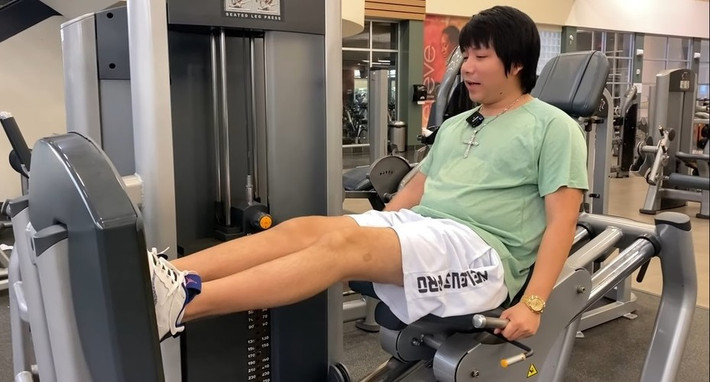 Tuy nhiên thời điểm Khoa Pug xuất hiện trong bài báo đã cách đây gần 1 năm, khi đó anh chỉ chia sẻ trong một clip YouTube của mình nên không quá rầm rộ. Ngoài ra, nam YouTuber cũng cho biết vì quy định báo chí Mỹ nên anh không được phép tự ý đăng tải hình ảnh trên trang cá nhân.
