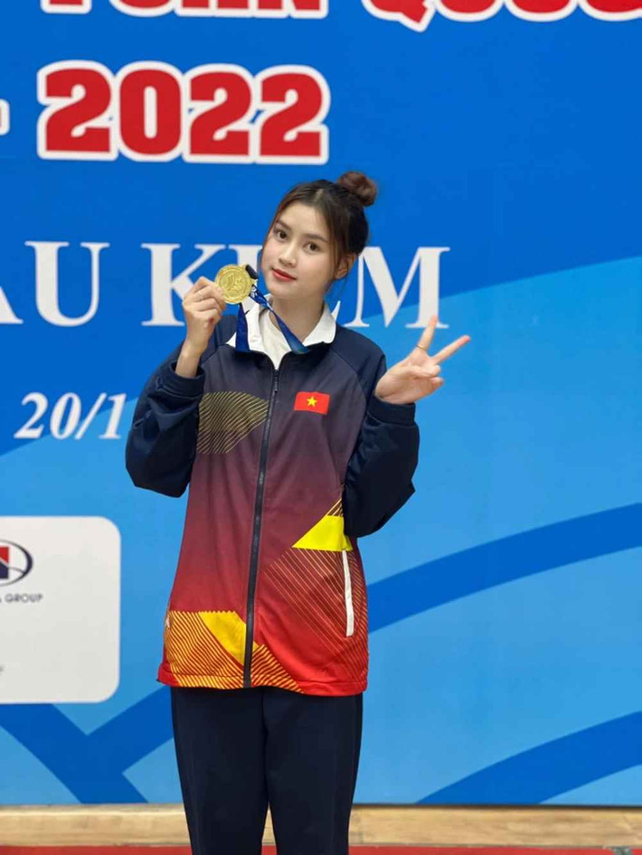 Hành trình đến với bộ môn đấu kiếm của cô gái Hải Phòng có không ít chông gai, gian nan. Nữ kiếm thủ này tâm sự, năm lớp 9 cô được tham gia chạy giải điền kinh, nhưng sau đó thầy giáo thấy Hương nhanh nhẹn nên cho tập luyện thử bộ môn đấu kiếm.