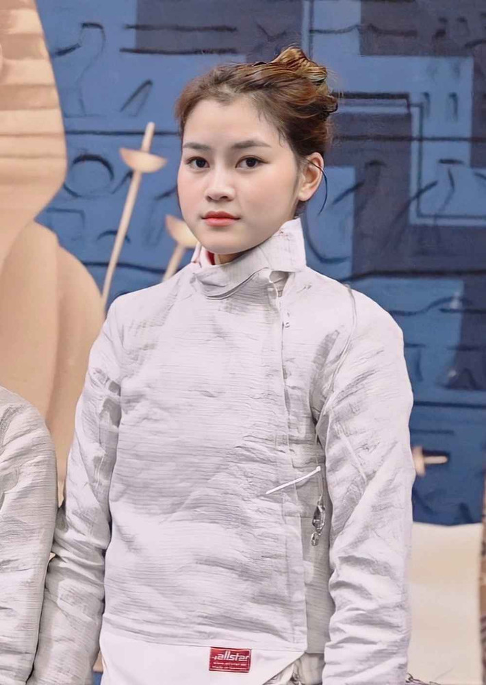 Trong làng thể thao Việt Nam, Ngô Thị Hương được nhiều người biết tới với biệt danh “ hot girl đấu kiếm”. Dù không góp mặt trong thành phần tuyển đấu kiếm tham gia SEA Games 32, cô gái trẻ tới từ Hải Phòng vẫn là cái tên được nhiều người tìm kiếm bởi gương mặt xinh đẹp, vóc dáng chuẩn như người mẫu.
