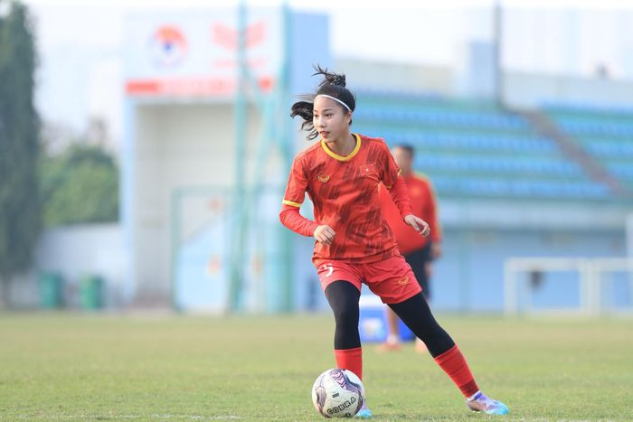 Bóng đá nữ Việt Nam vừa vượt qua vòng loại thứ nhất của giải U20 nữ châu Á 2024 với 7 điểm có được sau 2 trận thắng Indonesia, Singapore và trận hòa Ấn Độ. Một trong những cầu thủ gây ấn tượng nhất là Bảo Trâm, thủ quân của U20 nữ Việt Nam.